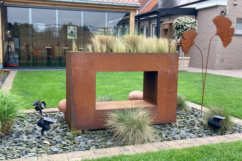 Cortenstalen maatwerk | Cortenstalen bloembak | Cortenstaal in de tuin | Cortenstaal Vlaeminck | Cortenstaal Blankenberge