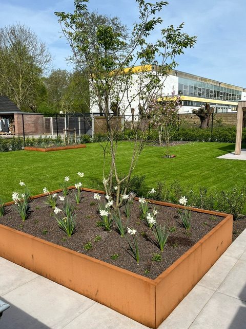 Cortenstalen maatwerk | Cortenstalen bloembak | Cortenstaal in de tuin | Cortenstaal Vlaeminck | Cortenstaal Blankenberge